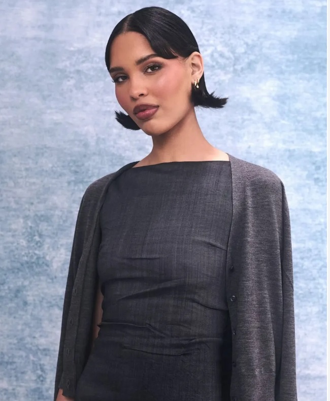 Tóc búi Chignon rẽ ngôi lệch quyền lực