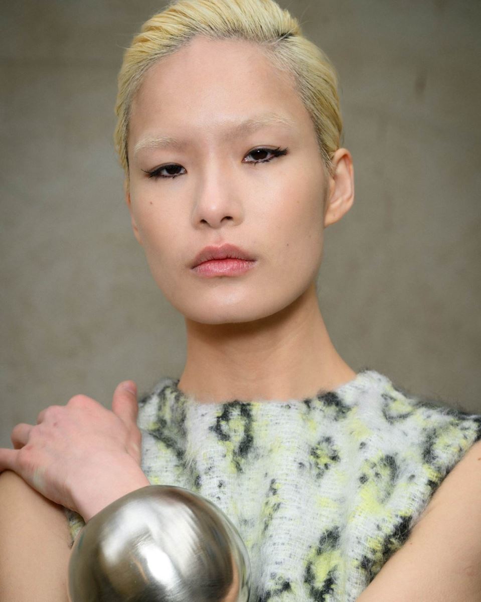 8. Bleached Brows – lông mày tẩy sáng