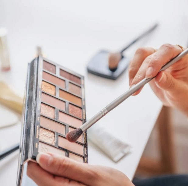 5 bước trang điểm mắt “soft glam” chuẩn Victoria Beckham