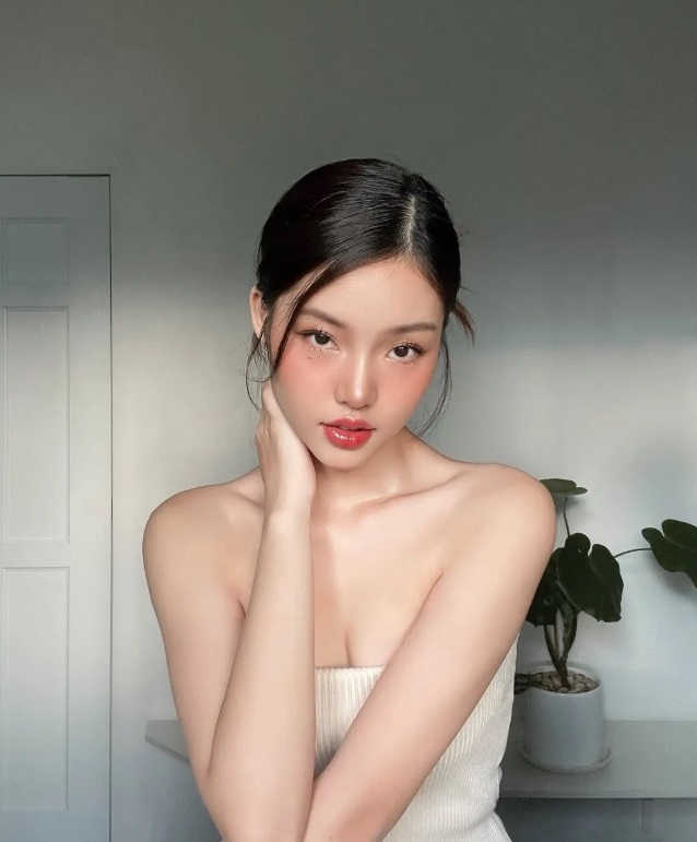 6. Đôi môi “vừa chạm”