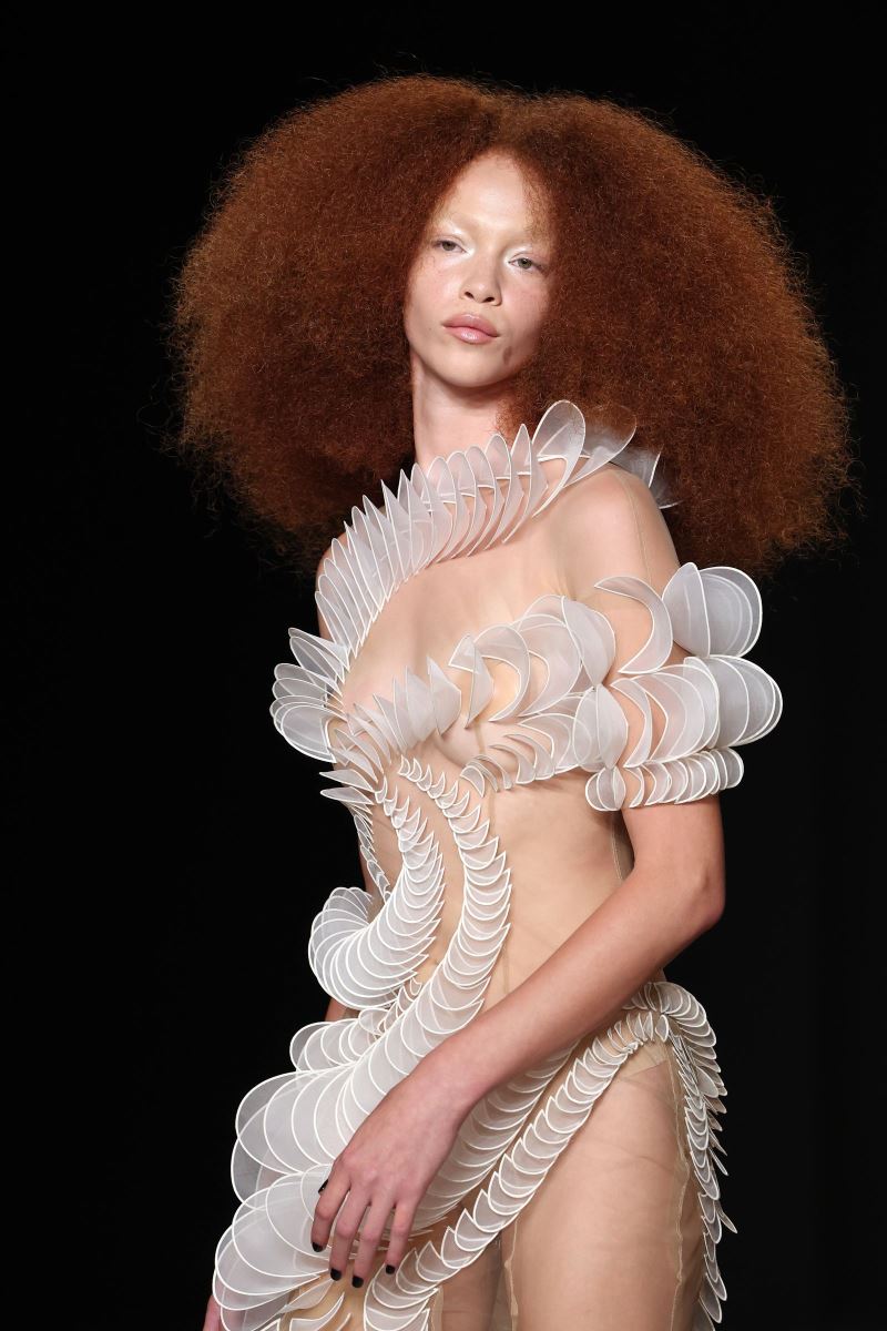 Iris Van Herpen: Chân mày ánh kim siêu thực