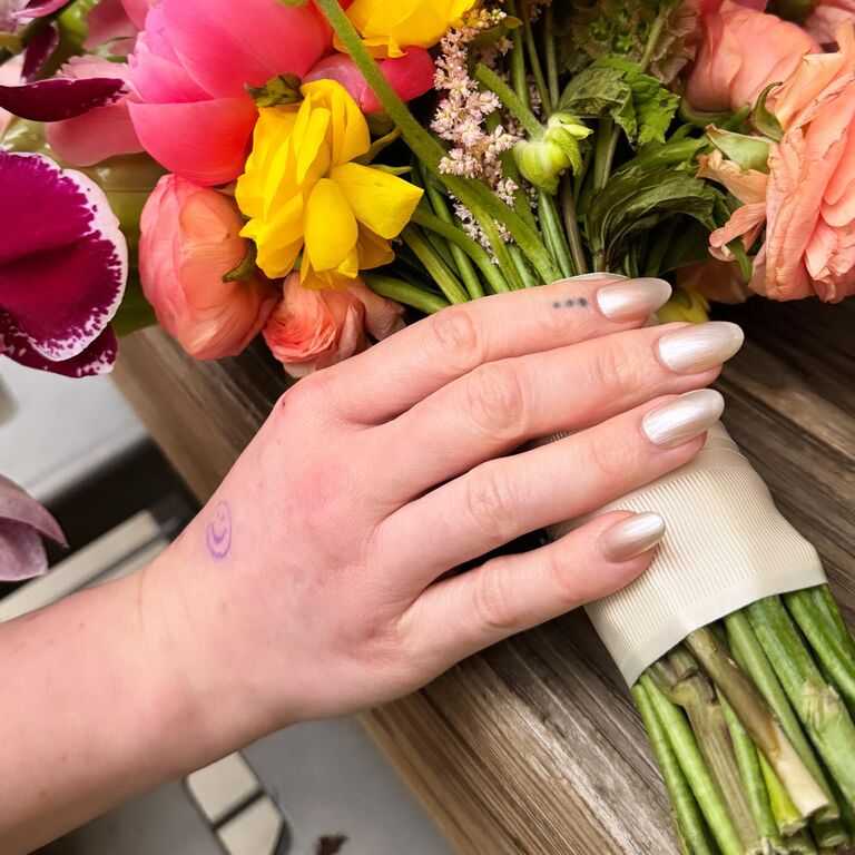 9. Nail tròn ánh ngọc trai trắng – sang trọng cổ điển