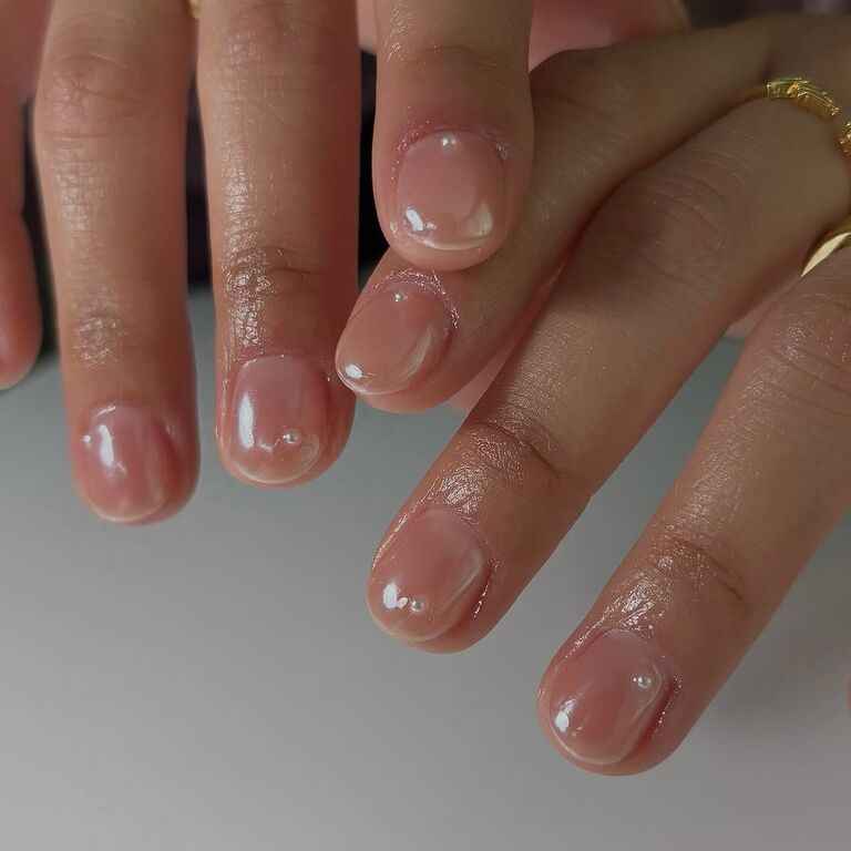 2. Nail trắng chrome ngắn điểm ngọc trai nhỏ