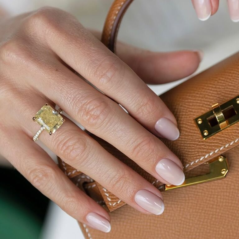 6. French manicure dáng oval – nhẹ nhàng mà hiện đại