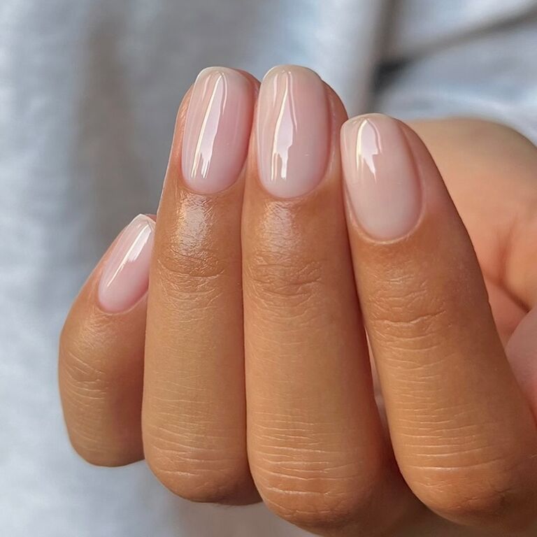 8. Nail “Lipgloss” dáng ngắn – trong suốt tự nhiên