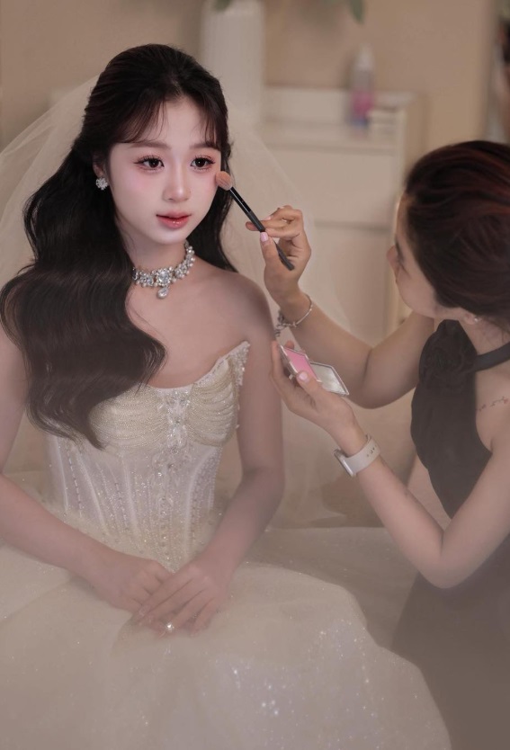 Kiểu trang điểm mắt khói – môi nâu trầm: Sang trọng và cá tính
