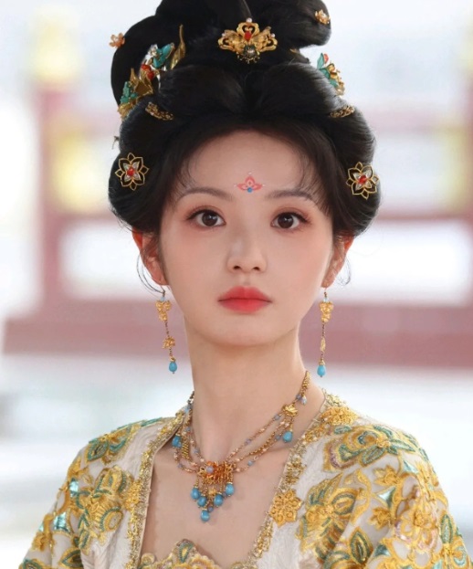 2. “Mắt mèo” ma mị của Song Yuqi – Khi ánh nhìn trở thành vũ khí