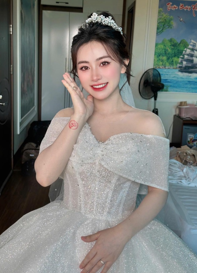 1. Makeup cô dâu Y2K – Hơi thở hoài niệm từ những năm 2000