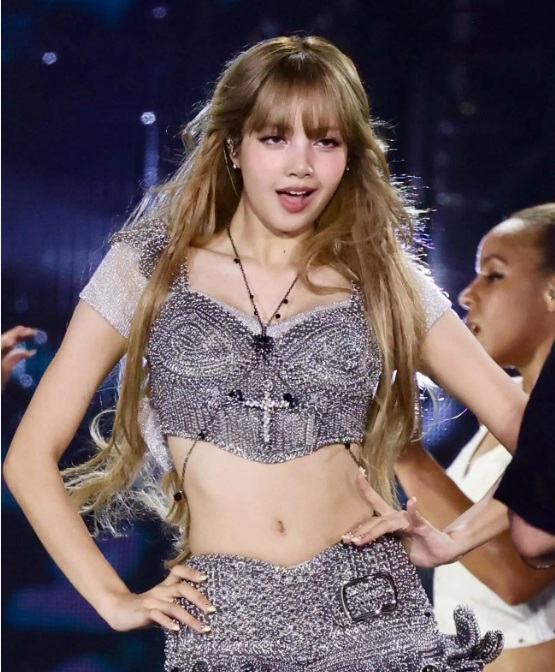 Vẻ ngoài cuốn hút của Lisa làm đốn tim fan