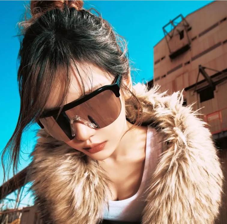 Ningning với màu son mocha.