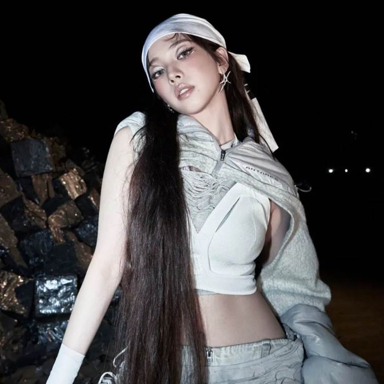 Karina tỏa sáng với ánh bạc lấp lánh.