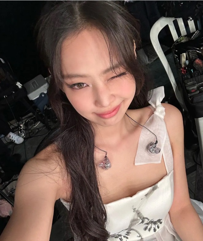 Kiểu tóc Half-up lơi với mái rẽ giữa như Jennie