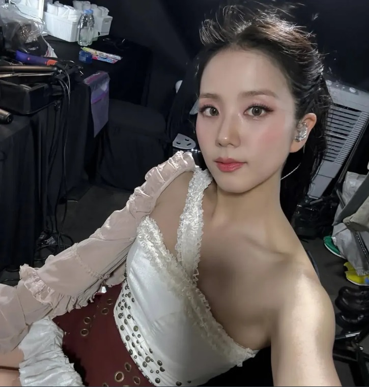 Jisoo với kiểu tóc buộc nửa đầu thanh lịch và tối giản
