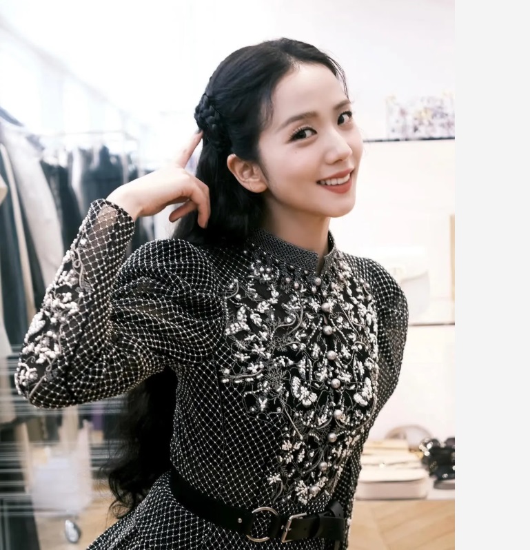 Jisoo với kiểu tóc buộc nửa đầu thanh lịch và tối giản