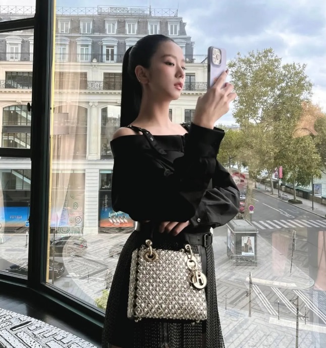 Jisoo với kiểu tóc buộc nửa đầu thanh lịch và tối giản