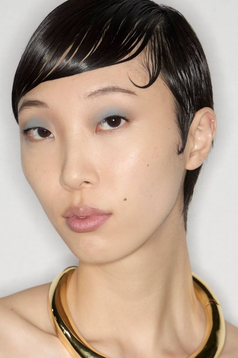 1. Misty Eyes – Đôi mắt khói bảng lạnh phủ sương