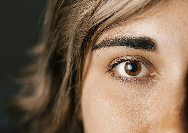 Lông mày vẽ quá đậm