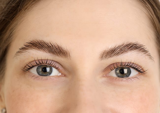 4. Lông mày cong góc nhẹ