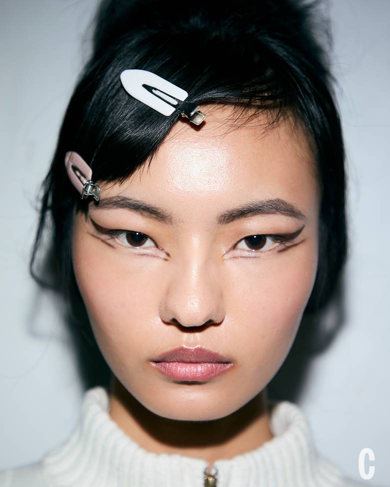 1. Bronze Wings – Eyeliner Cánh Đồng Ánh Đồng Quyến Rũ