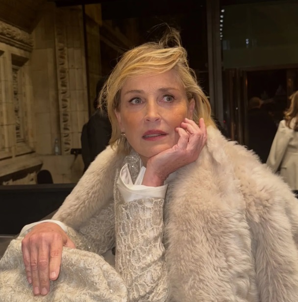 Lớp nền mỏng nhẹ giúp làn da trông tươi tắn hơn