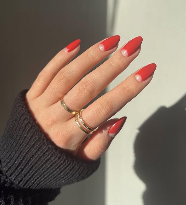 Bán nguyệt đỏ cổ điển – Biểu tượng của sự quyến rũ