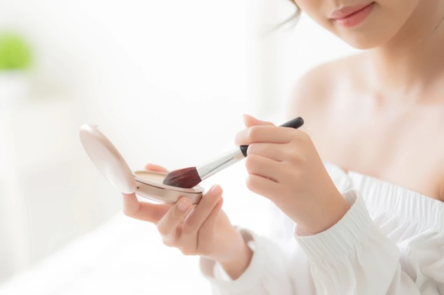 Step 5: Đánh má hồng đúng vị trí giúp lớp nền “có hồn” hơn