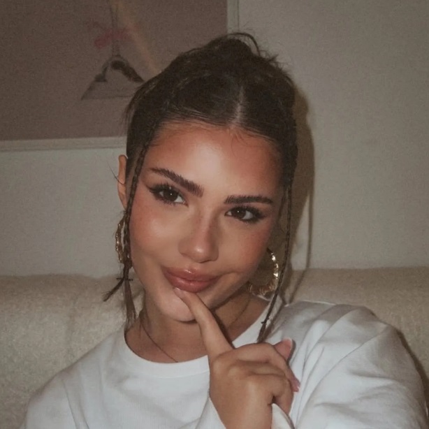 Búi cao phong cách Y2K: Cá tính và trẻ trung