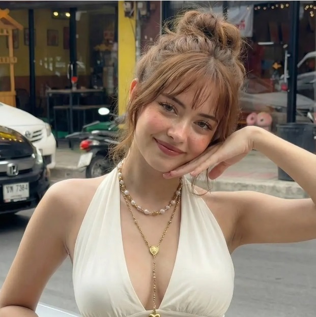 Búi cao xù nhẹ kết hợp mái thưa: Dịu dàng, nữ tính