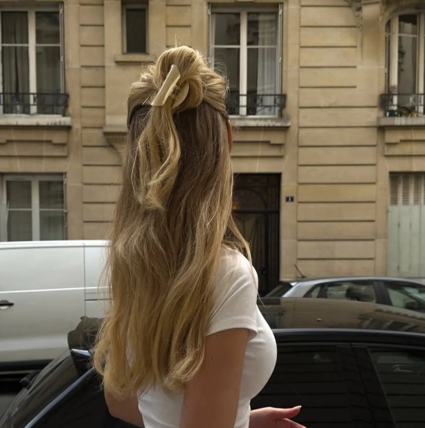 Búi nửa đầu với kẹp càng cua: Nhẹ nhàng kiểu Pháp