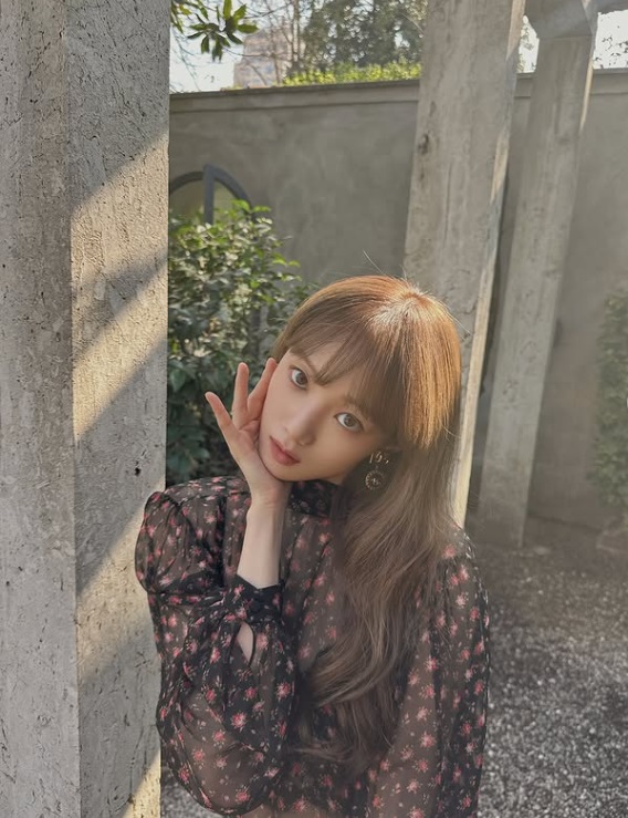 Tóc uốn layer kết hợp mái thưa – trẻ trung và tự nhiên