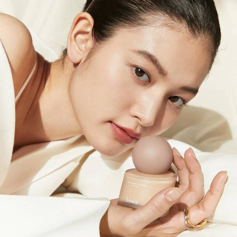 Tạo lớp nền mỏng nhẹ để da căng bóng tự nhiên