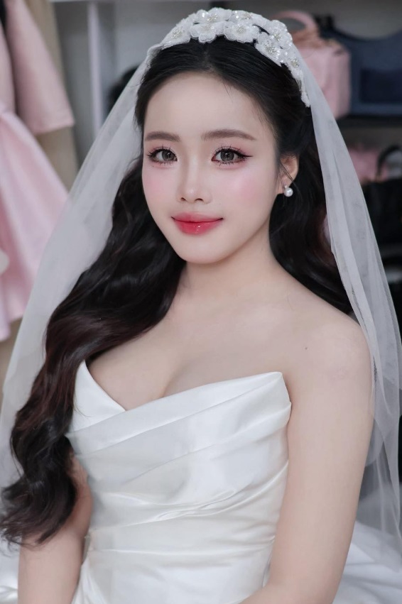 Ưu tiên má hồng tone đào hoặc hồng trong trẻo