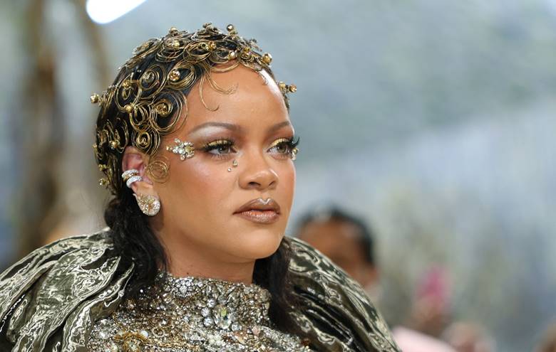Quá trình tạo nên mái tóc “đắt giá” của Rihanna