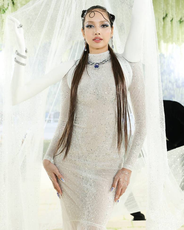 1. Lisa – Nghệ thuật lấp lánh từ đầu đến chân
