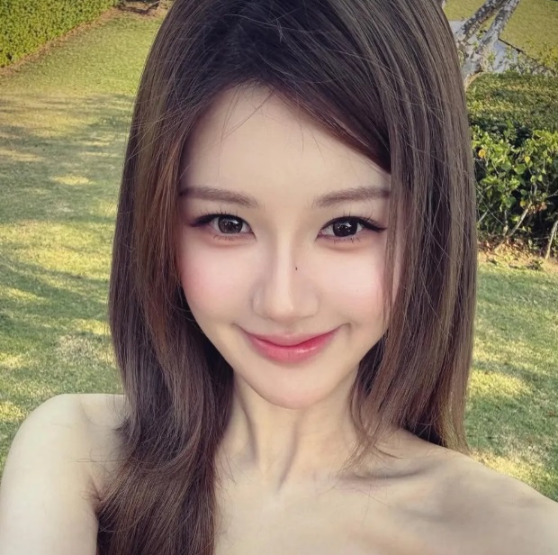Bí quyết trang điểm môi căng mọng như Triệu Lộ Tư