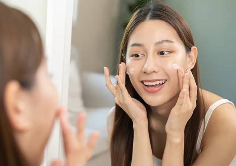 1. Thoa kem chống nắng mỗi ngày cho cả mặt và cổ