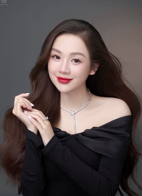 Glowy Skin Tiếp Tục Thống Trị Xu Hướng Makeup Mùa Hè