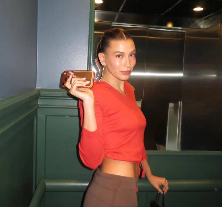 Cách Hailey Bieber che khuyết điểm với hai màu concealer
