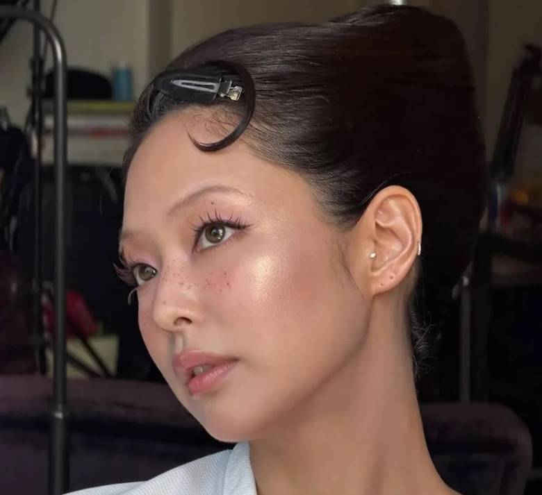 Những người nổi tiếng đang đưa chân mày mảnh trở lại