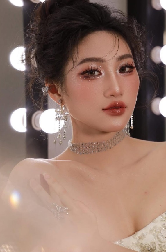 Mascara màu burgundy – Gam màu thời thượng tôn mọi màu mắt