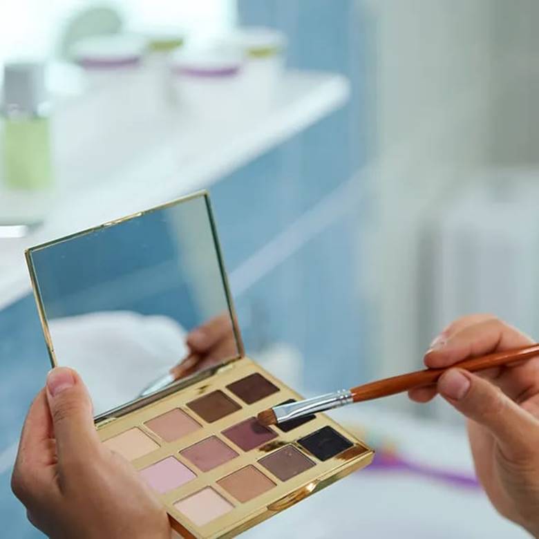 Vì sao cách đánh phấn mắt truyền thống không còn phù hợp sau tuổi 50?