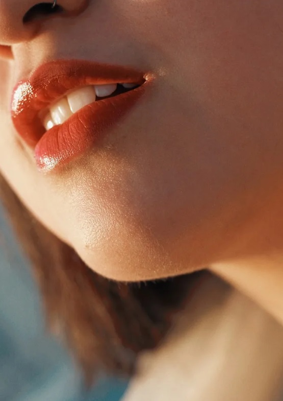 Môi trên dày: Làm mềm đường viền để gương mặt hài hòa
