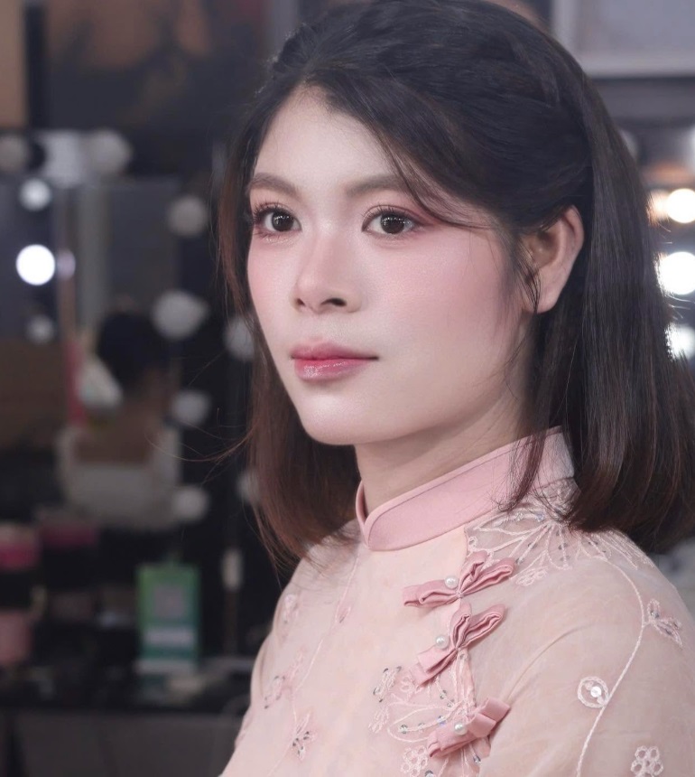 1. Ưu tiên kem lót và kem nền lì thay vì sản phẩm có nhũ
