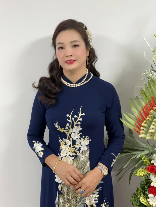 3. Khi đánh nền, hãy kéo nhẹ da để che lỗ chân lông chảy xệ