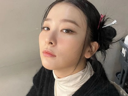 Seulgi: Tôn mắt 1 mí bằng gam màu trung tính