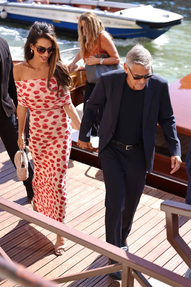 Amal Clooney: Tóc nửa buộc nửa xõa thanh lịch