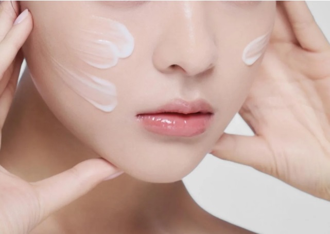 Bước 1: Dưỡng ẩm kỹ để lớp nền không bị đọng vào nếp nhăn
