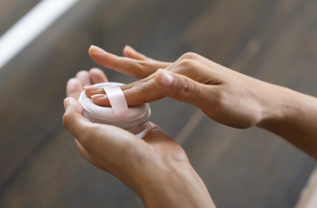 Bước 5: Phủ phấn từng vùng để giữ lớp nền nhưng vẫn duy trì độ bóng khỏe