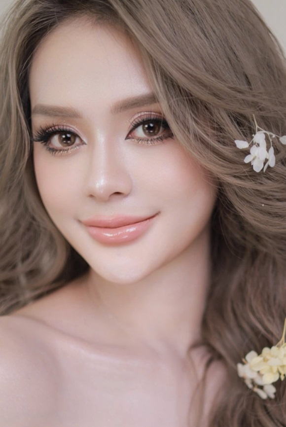 Tạo lớp nền tự nhiên bằng cách kết hợp hai tông foundation