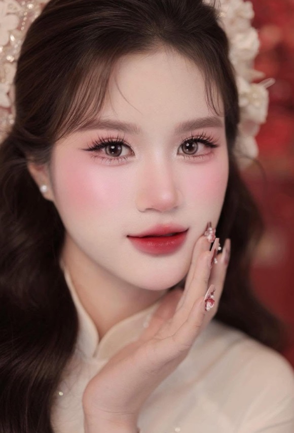 Kẻ eyeliner thật mảnh để giữ vẻ tinh tế
